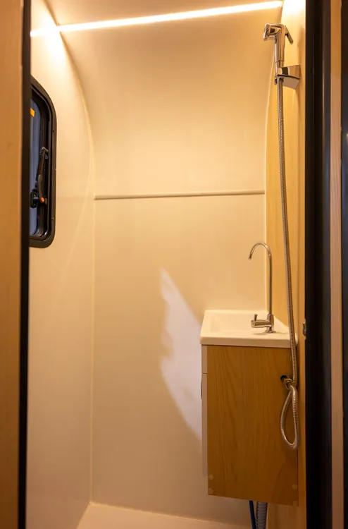 Baño de la VDK 260 con ducha, lavabo y ventana