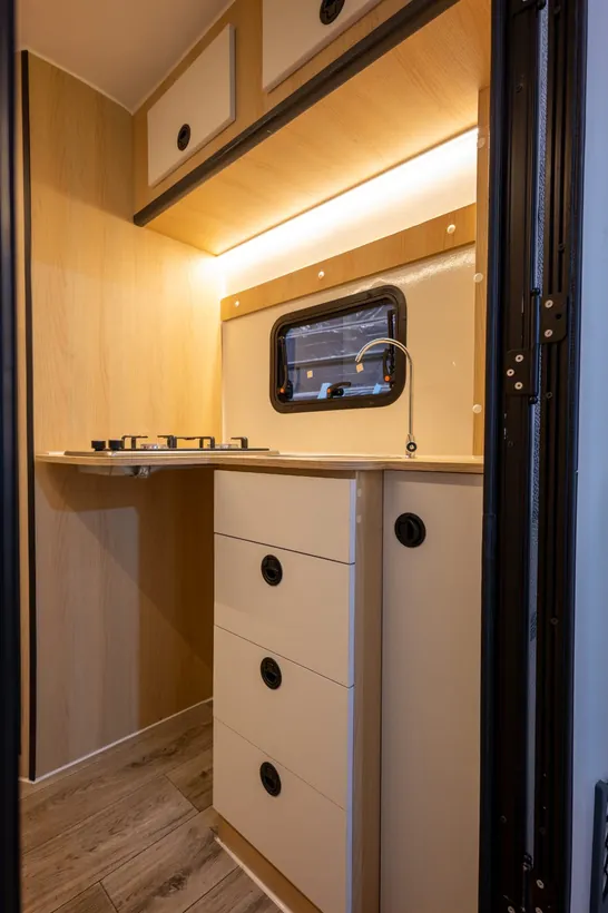 Mueble de cocina de la VDK 260 con cajones, armarios altos y luz LED