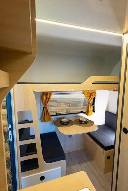 Comedor y litera de la VDK 260 vistos desde la puerta de entrada