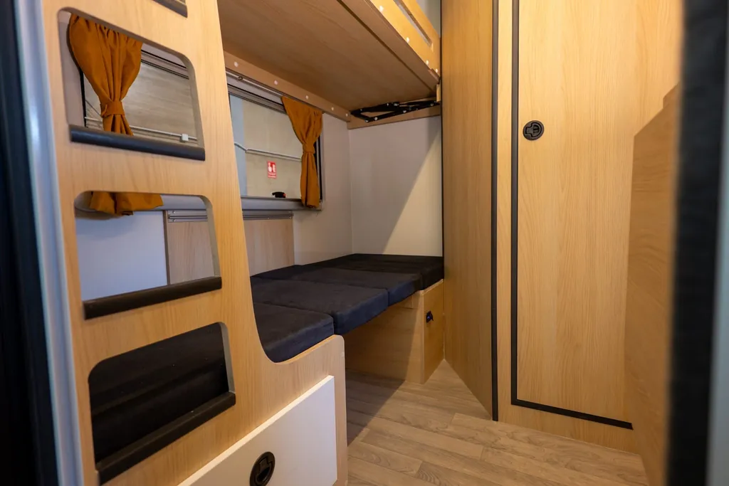 Literas de dos alturas con escalera en la caravana VDK 260