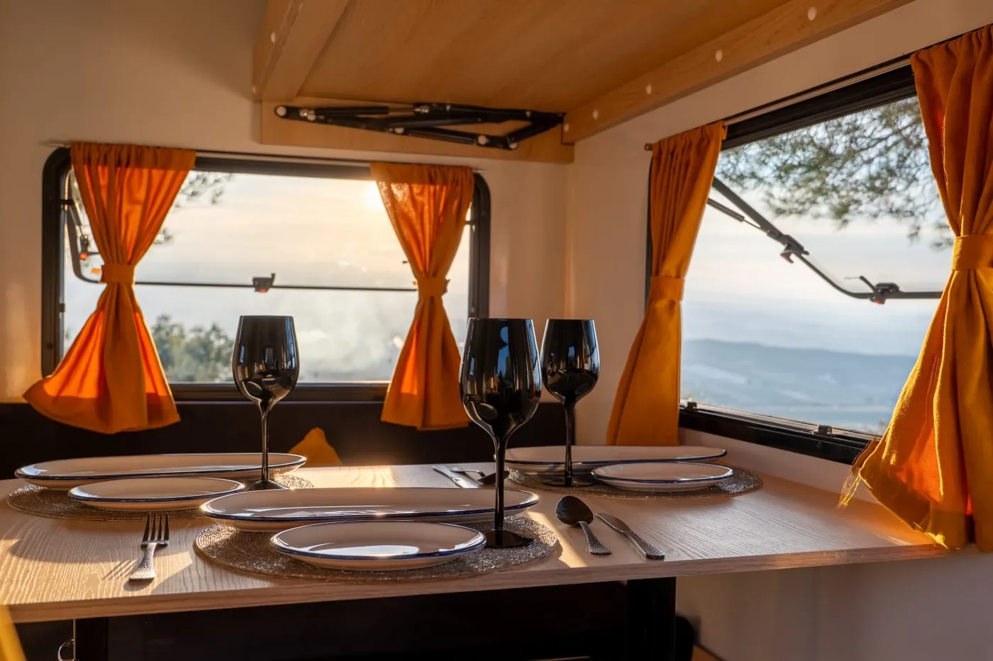 Mesa del comedor de la VDK 330 puesta junto a las ventanas al atardecer