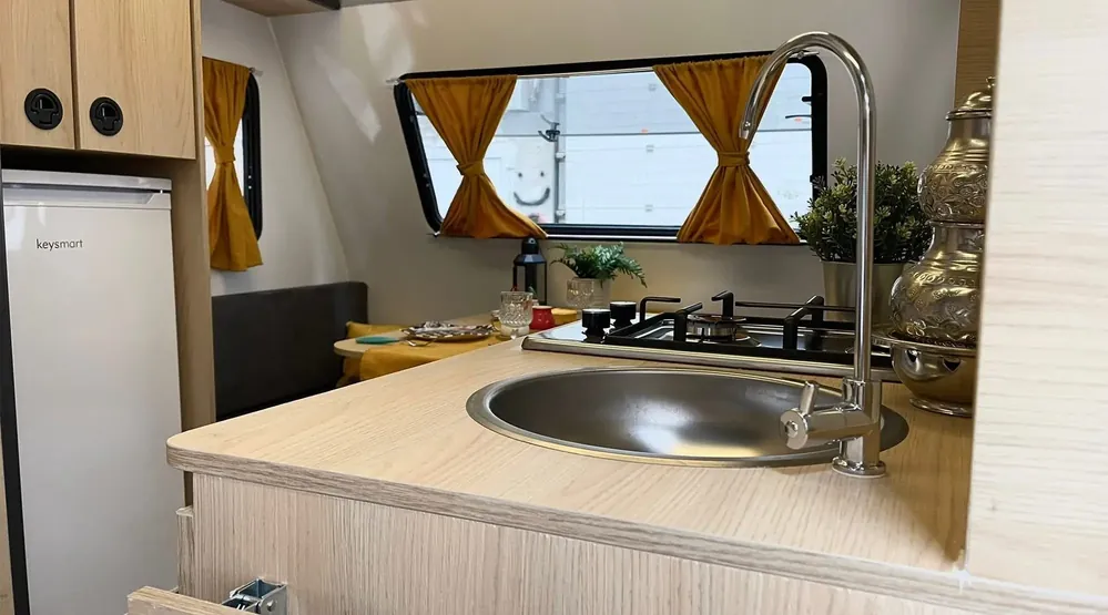 Fregadero cromado con grifo en la cocina de la caravana VDK 330