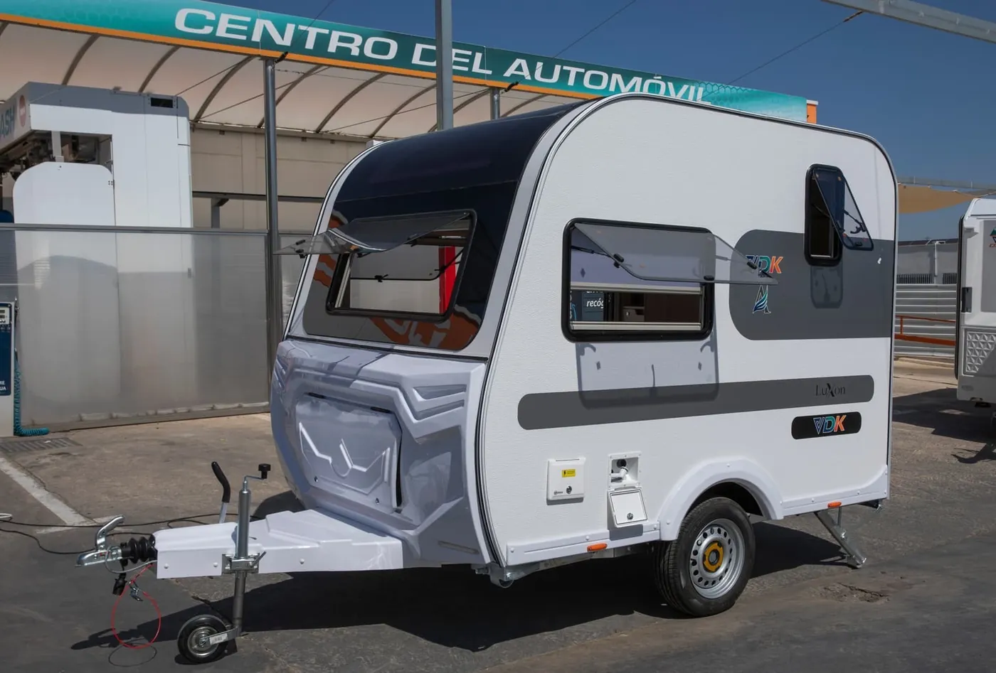 Caravana compacta VDK A270 vista frontal con ventana panorámica y maletero delantero
