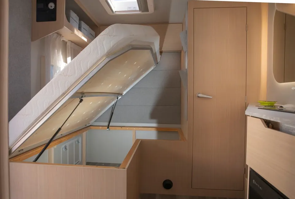 Base de cama elevada con amortiguadores y arcón de almacenaje en la VDK V370F