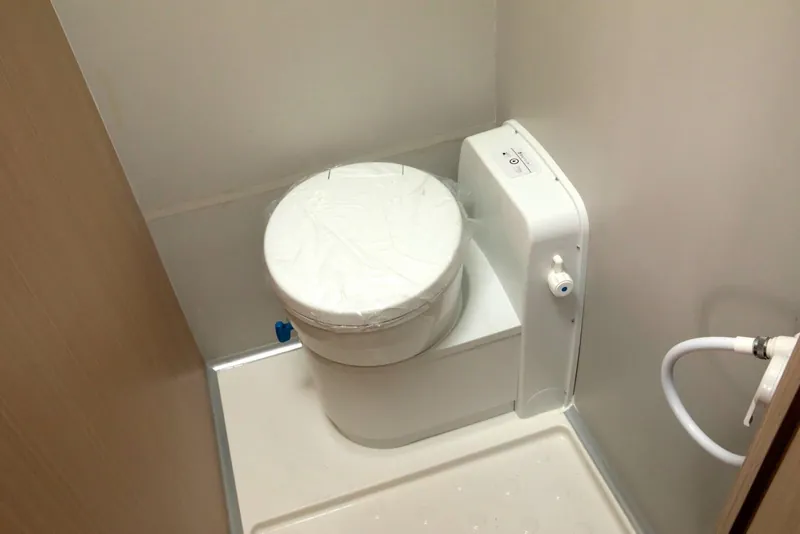 Baño de la VDK V370F con WC y plato de ducha