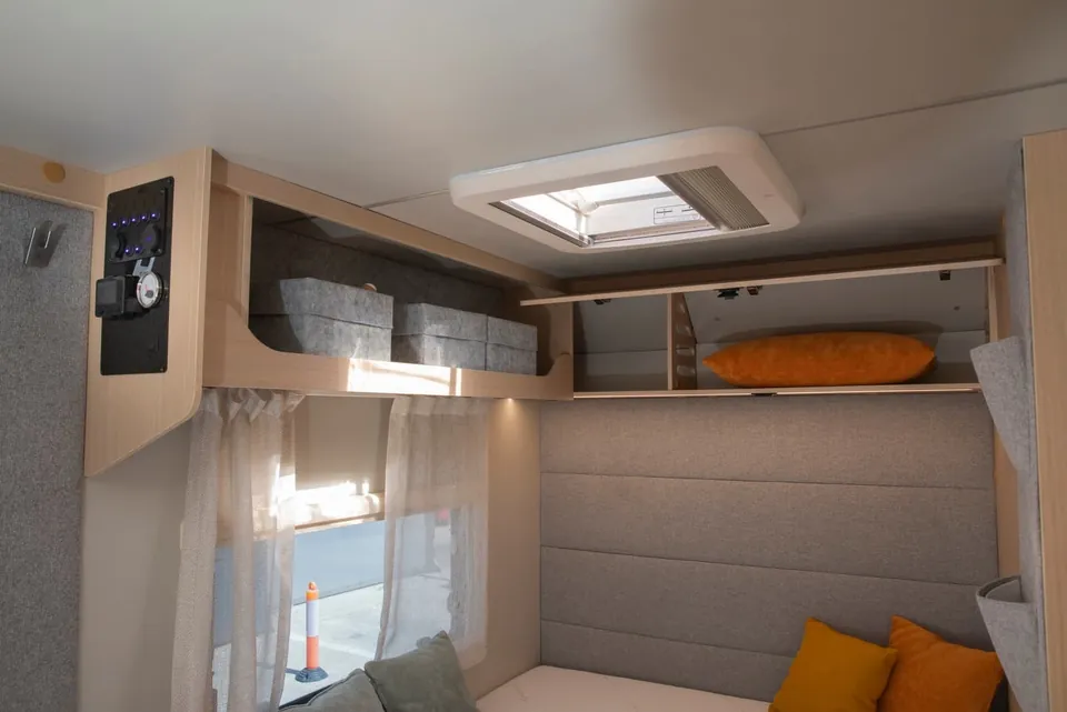 Dormitorio de la VDK V370F con altillos de almacenaje y claraboya de techo