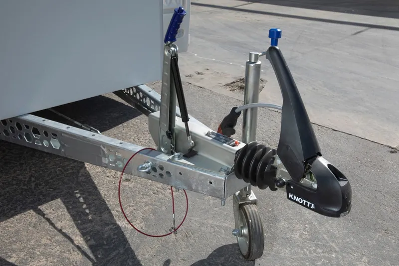 Enganche Knott con freno automático y rueda jockey de la VDK V370F