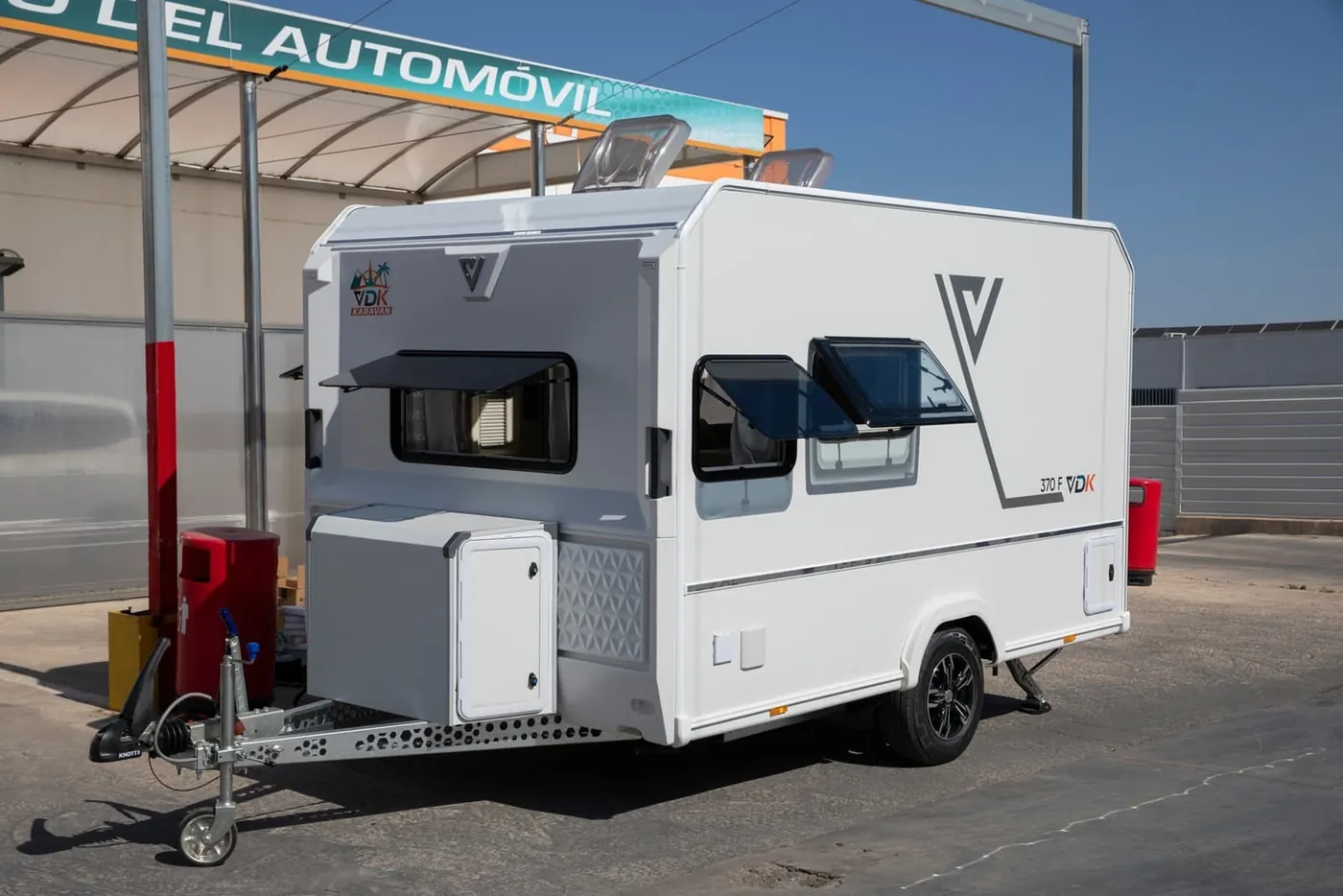 Frontal de la caravana VDK V370F con maletero delantero y lanza de enganche