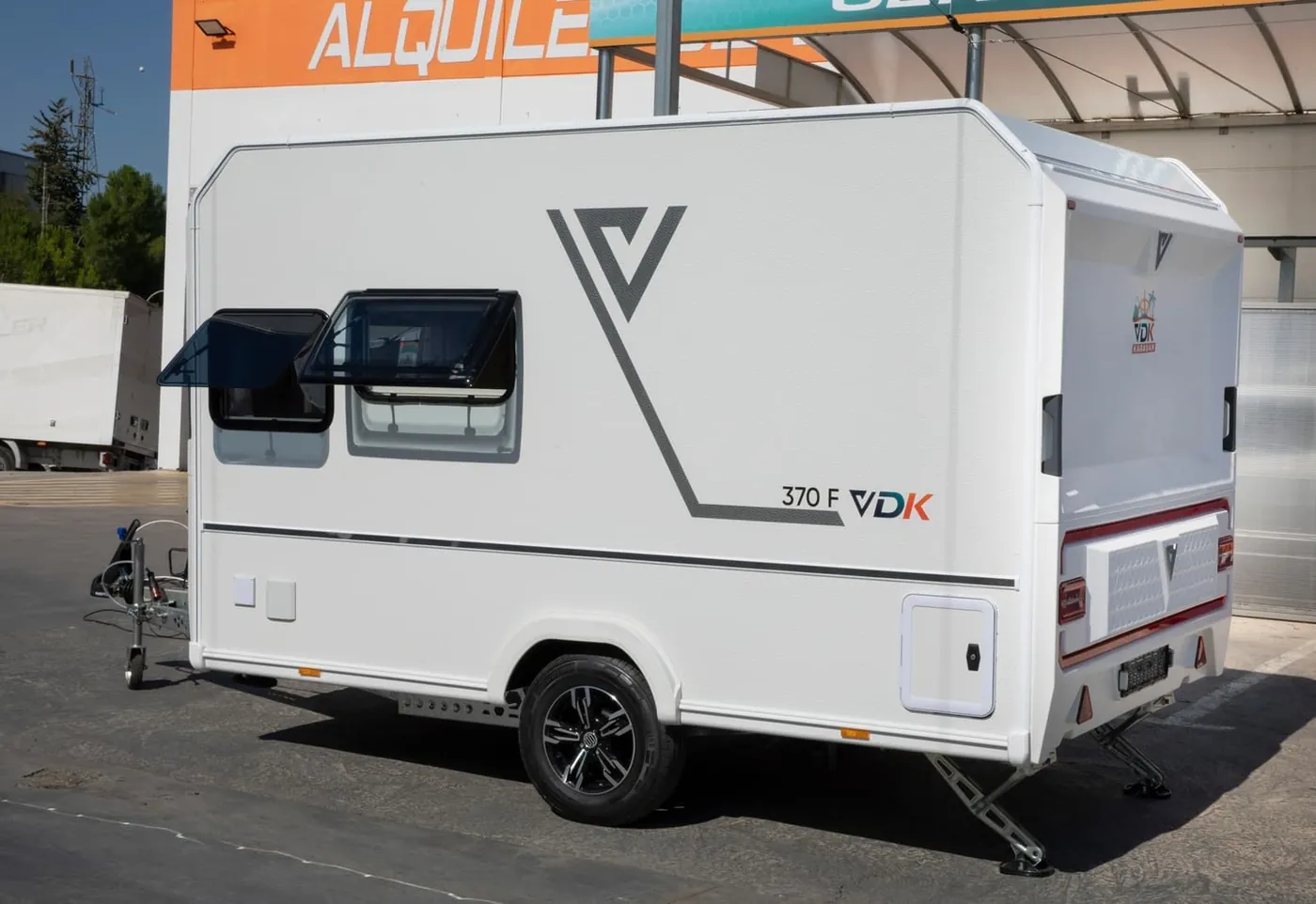 Caravana ligera VDK V370F vista lateral con ventanas abatibles abiertas