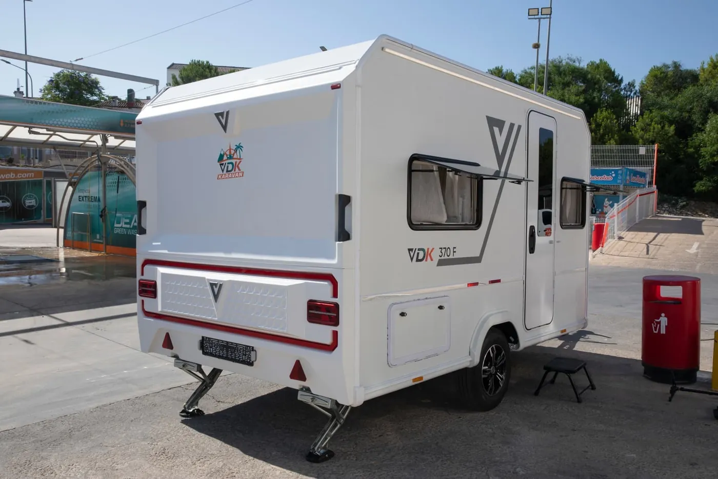 Caravana VDK V370F vista trasera y lateral con la puerta de entrada