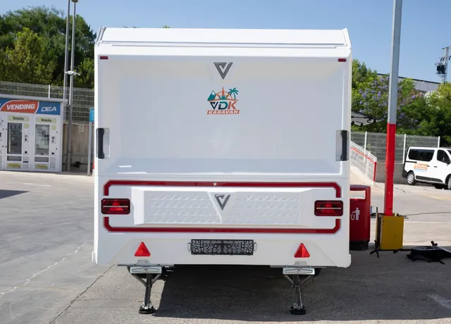 Trasera de la VDK V370F con pilotos LED y patas de apoyo