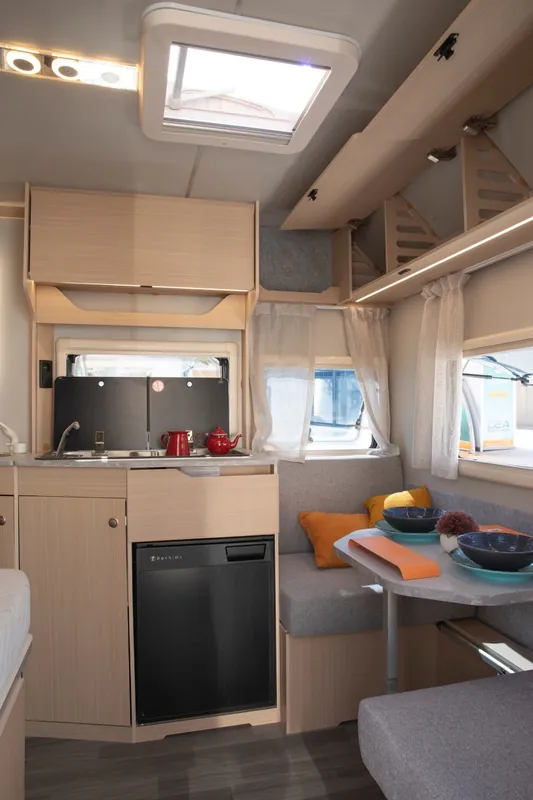 Cocina de la VDK V370F con nevera de compresor de 85 litros junto al comedor