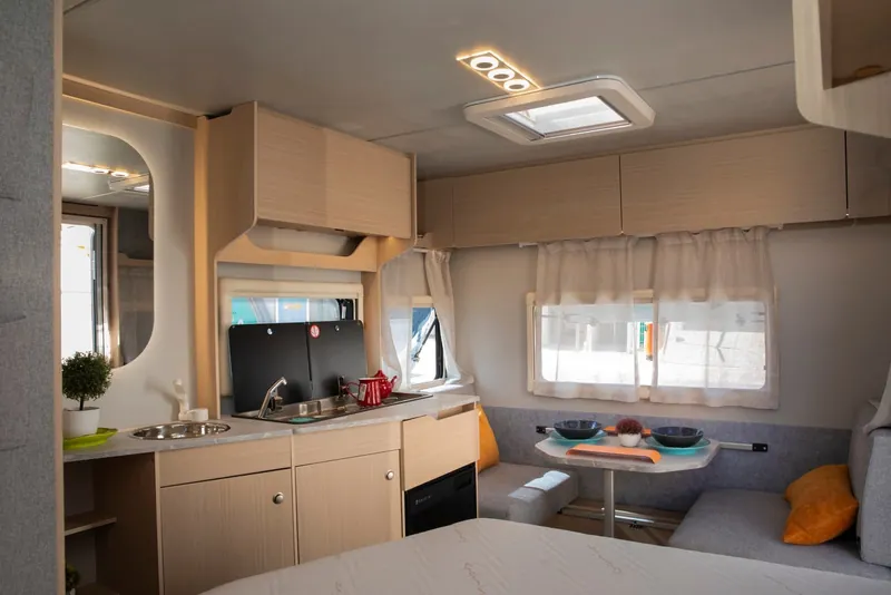 Interior de la caravana VDK V370F con cocina, comedor y claraboya