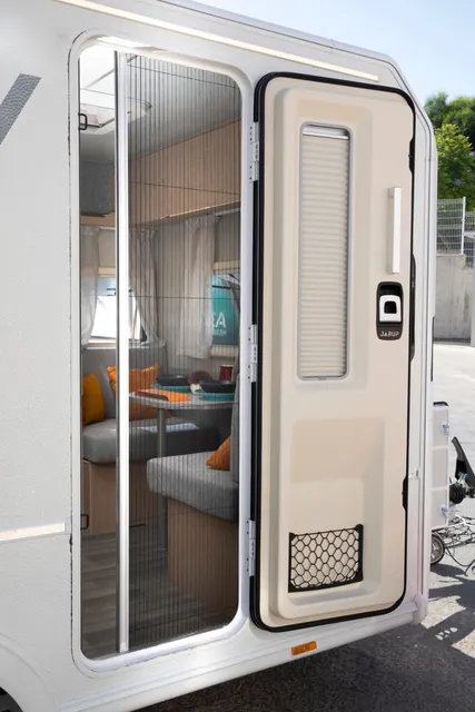 Puerta aislada de la VDK V370F abierta, con mosquitera plisada