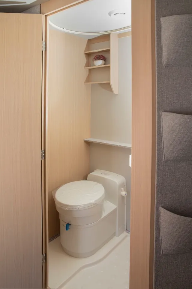 Baño de la VDK V400L con WC y estantes