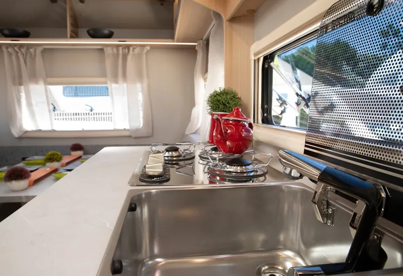 Fregadero y cocina de gas de la VDK V400L junto a la ventana