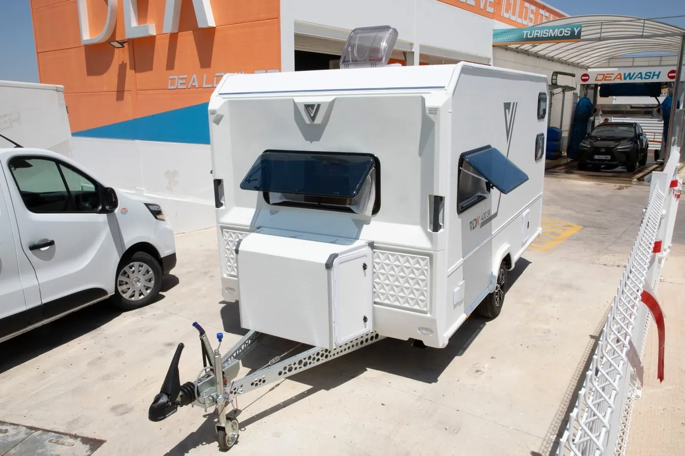Caravana familiar VDK V400L vista frontal con maletero delantero y ventanas abiertas