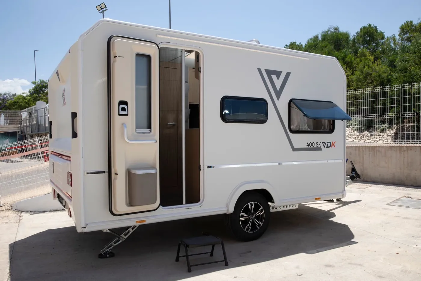Caravana familiar VDK V400L vista lateral con la puerta abierta