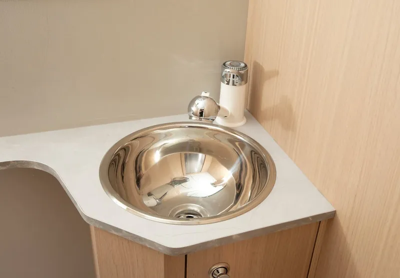 Lavabo de acero con grifo en el baño de la VDK V400L