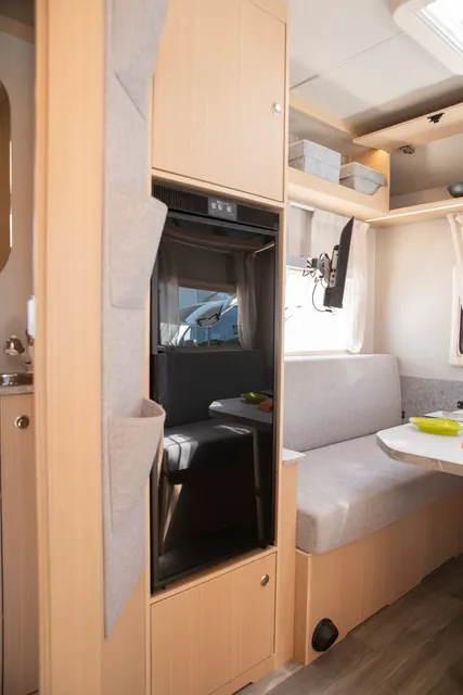 Columna de la nevera de compresor junto al comedor de la VDK V400L